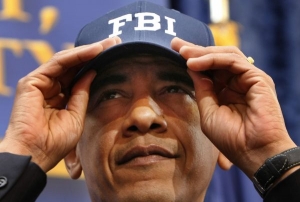 Americký prezident dostal před týdnem od ředitele FBI kšiltovku.